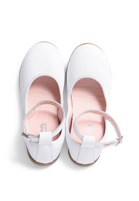 Weiße Ballettschuhe mit runden Zehen, verstellbaren Knöchelriemen, weichen rosa Einlegesohlen und einer glatten matten Oberfläche. Flache beigen Sohlen.