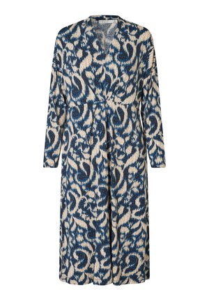 Langslavend dress met een blauw en crèmekleurig paisleypatroon, een wikkelstijl halslijn en textuurstof, met een vloeiende A-lijn silhouet.