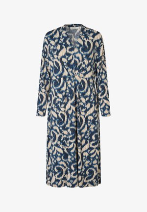 Langslavend dress met een blauw en crèmekleurig paisleypatroon, een wikkelstijl halslijn en textuurstof, met een vloeiende A-lijn silhouet.