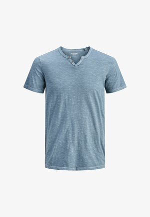 Niebieski T-shirt z krótkim rękawem o melanżowej fakturze, z dekoltem w serek i dwoma guzikami przy kołnierzyku. Miękki materiał, casualowy design.