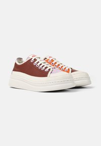 Sneakers med en flerfärgad läderöverkonstruktion i brunt, lavendel och orange med en vit sula, texturerade detaljer och snörning.