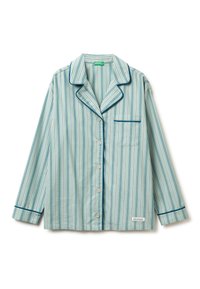 Svetle modrá pruhovaná noční košile z měkké tkaniny, s klasickým límcem, zapínáním na knoflíky, kapsou a tmavomodrými akcenty.