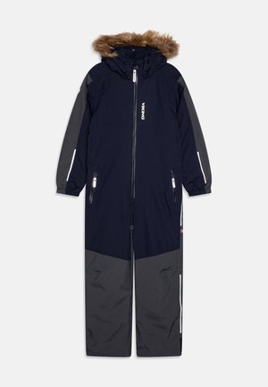 Granatowy kombinezon narciarski z szarymi akcentami, z futrzanym kapturem, zamkiem z przodu, dwiema kieszeniami na zamek błyskawiczny oraz odblaskowymi detalami na rękawach i nogawkach.