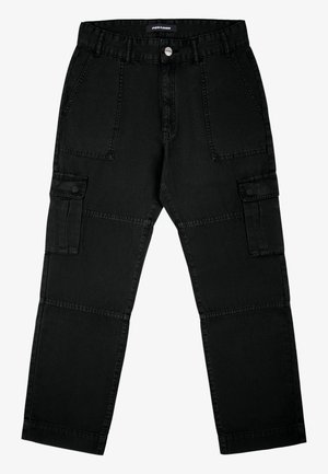 Calças cargo pretas feitas de denim, com múltiplos bolsos, um design de perna reta e um tecido texturizado com detalhes de costura visíveis.