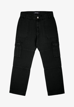 Calças cargo pretas feitas de denim, com múltiplos bolsos, um design de perna reta e um tecido texturizado com detalhes de costura visíveis.