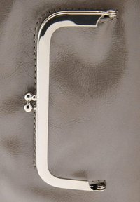 Grijze faux leren portemonnee met een zilverkleurige metalen sluiting, gekenmerkt door een gladde textuur en afgeronde hoeken. Subtiele stiksels zijn zichtbaar.