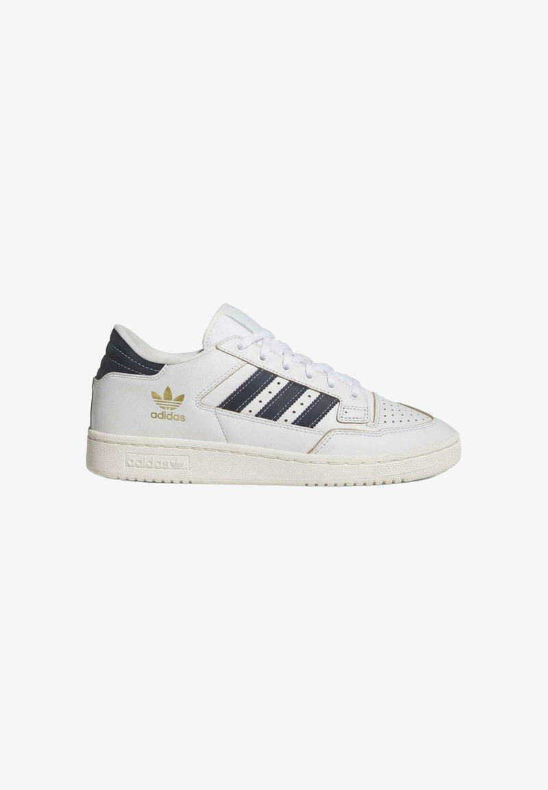 Zapatillas blancas con acentos en azul marino, puntera perforada, tres franjas laterales y una suela de goma texturizada. Cuenta con detalle del logo en dorado.