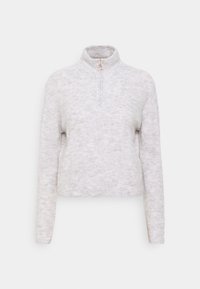 Lichtgrijs, fuzzy trui met een hoge kraag en ritssluiting. Heeft lange mouwen en een ontspannen pasvorm. Textured breipatroon door het hele stuk.