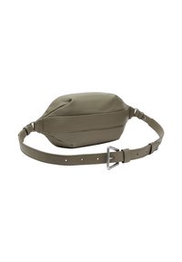 Sac banane en cuir vert olive avec une texture lisse, de forme ovale, et une sangle ajustable dotée d'une boucle en métal argenté et de coutures détaillées.
