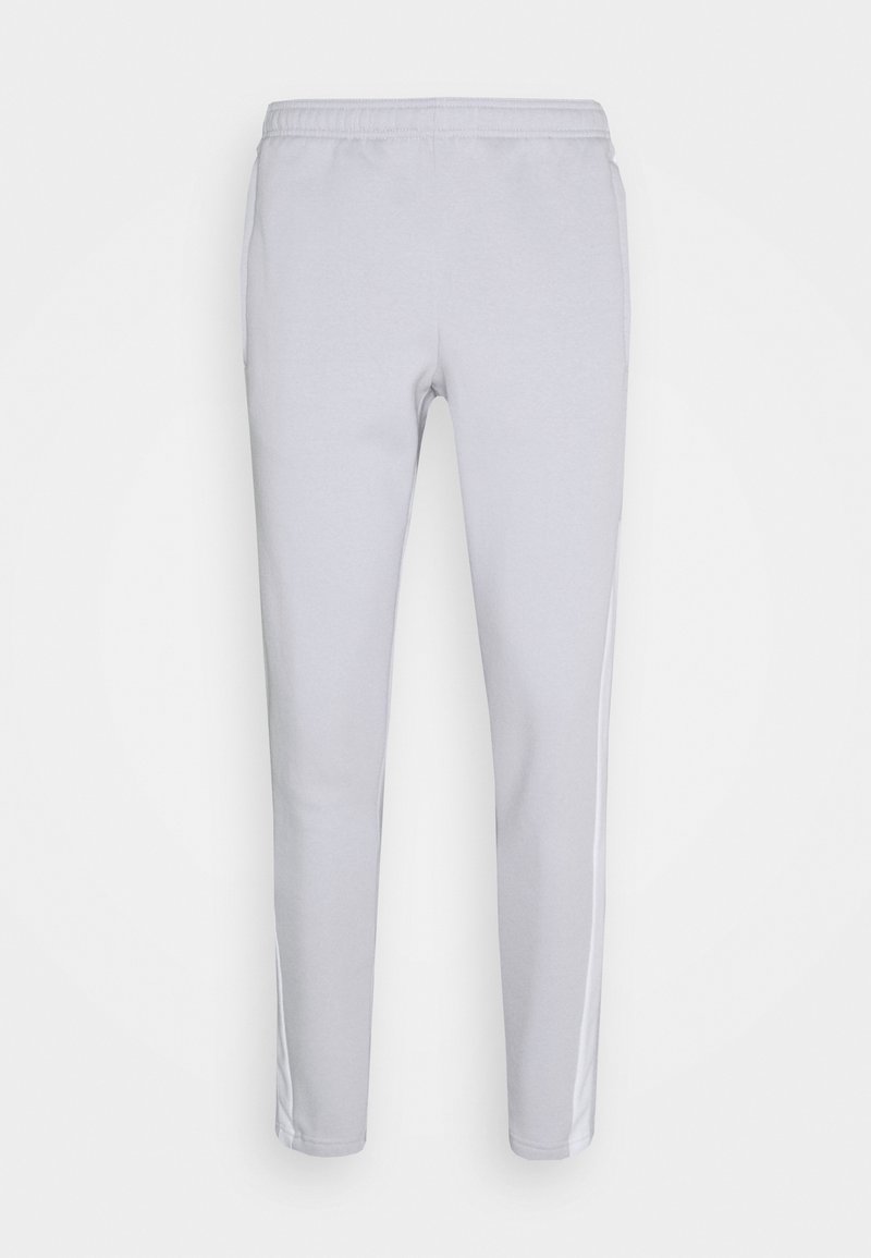 Pantalons de survêtement gris clair avec une taille élastique, des jambes fuselées et des rayures blanches sur les côtés. Fabriqués à partir d'un tissu en coton mélangé doux et lisse.