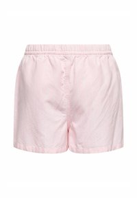Shorts rose clair au tissu doux, avec une taille élastique et des rayures verticales blanches, conçus avec une coupe décontractée et relaxée.