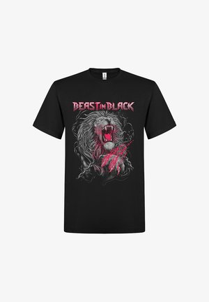 Černé tričko s grafikou lva s divokým výrazem, detailně provedenou v šedé a červené, a nápisem „BEAST IN BLACK“ nahoře.