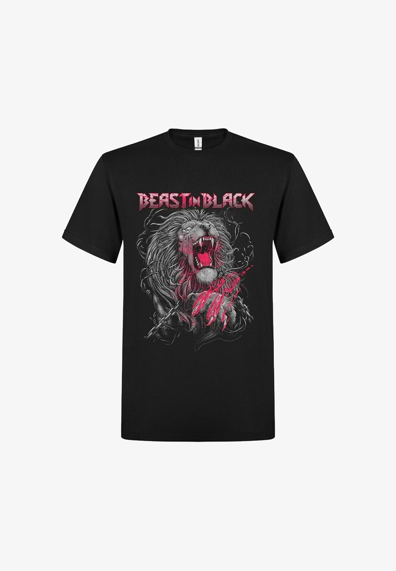 Musta T-paita, jossa on leijonakuva voimakkaalla ilmeellä, yksityiskohtana harmaata ja punaista, ja yläpuolella teksti "BEAST IN BLACK".