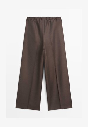 Brązowe spodnie o szerokich nogawkach z elastycznym paskiem w talii, wykonane z gładkiej tkaniny z pionowymi przeszyciami z przodu.