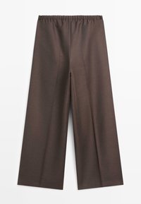 Pantaloni marroni a gamba larga con vita elasticizzata, caratterizzati da un tessuto liscio e dettagli di cuciture verticali sul davanti.