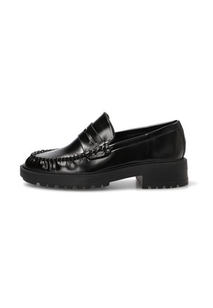 Mocasín de cuero negro brillante con costura típica de mocasín, suela gruesa, tacón bajo y una tira decorativa en la parte superior.