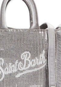 Borsa a tracolla argentata con paillettes e ricamo del testo "Saint Barth". Presenta manici doppi e una finitura in tessuto testurizzato. Forma compatta.
