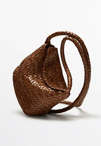 Brązowa pleciona torebka o zaokrąglonym kształcie, z plecionym uchwytem i otwartą górą. Tekstura jest gładka i lekko błyszcząca.