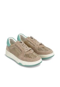 Sneaker in suede color sabbia con accenti in mesh dorato, linguette sul tallone blu chiaro e suole in gomma bianca. Presentano lacci piatti e dettaglio del logo sul lato.