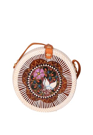 Ronde geweven tas met leren riem en gesp, met een kleurrijk bloem- en vlindermotief in het midden.