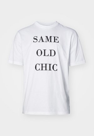 Hvid bomulds-T-shirt med rund hals og korte ærmer, prydet med teksten "SAME OLD CHIC" i fede sorte versaler.