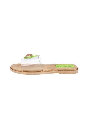 Sandalia plana beige con una correa transparente y un detalle decorativo verde cerca de la zona de los dedos.