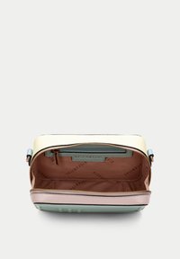 Pestrá crossbody taška s texturovaným krémovým povrchem, světle modrými akcenty a prostorným hnědým interiérem; obsahuje zipovou kapsu.