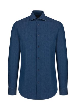 Męska ciemnoniebieska koszula dżinsowa z długim rękawem, z zapięciem na guziki i ostrym kołnierzykiem, wyeksponowana na białym tle.