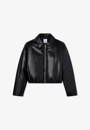 Czarna kurtka z sztucznej skóry, skrócona, z zamkiem z przodu i spiczastym kołnierzem, rozmiar mały, wyeksponowana na białym tle.