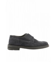 Scarpa brogue in suede grigio con dettagli perforati, punta rotonda, cinque occhielli e una robusta suola in gomma nera.