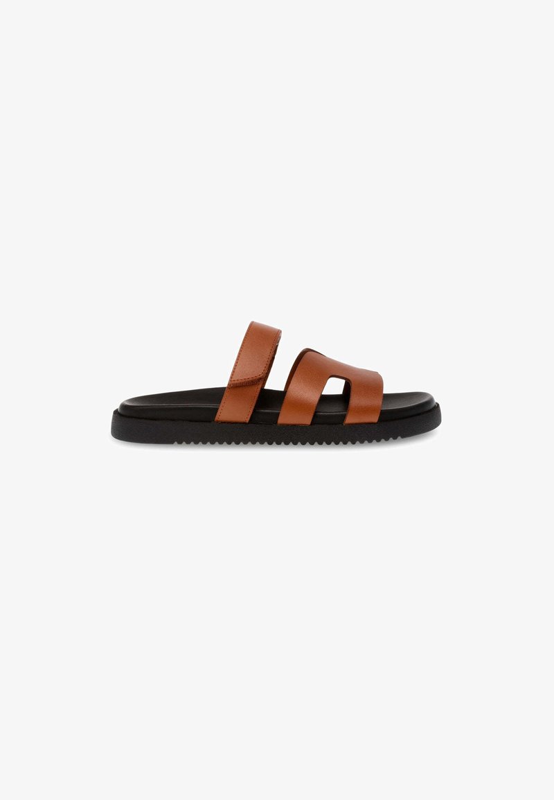 Bruine leren slide sandaal met twee banden, een stevige zwarte rubberen zool en een gestructureerd oppervlak voor grip. Minimalistisch ontwerp met strakke lijnen.