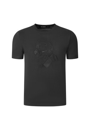 Zwart t-shirt met korte mouwen en een getextureerd, gestikt monochroom portret van een man met zonnebril en teruggebonden kapsel aan de voorkant.