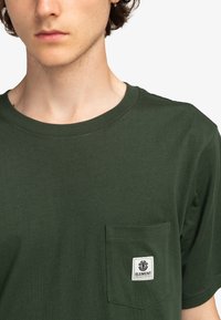 Element LABEL - Jednoduché tričko - ksw