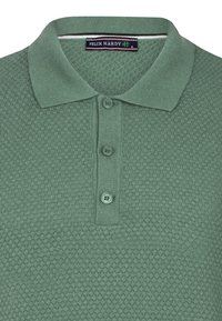 Gebreide poloshirt in zacht groen met een textuur van honingraatpatroon, drie knopen en een kraag met een contrasterende streep aan de binnenkant.