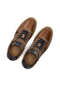 Braune Ledersneaker mit marineblauen Akzenten, ausgestattet mit perforierten Paneelen, runden Schnürsenkeln und beigen Gummisohlen. Markenlogo auf der Zunge sichtbar.