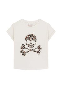 Camiseta blanca de manga corta con un gráfico de calavera y tibias en estampado de leopardo en tonos de negro, marrón y naranja. Material de algodón suave.