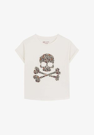 Witte t-shirt met korte mouwen, voorzien van een grafisch ontwerp van een schedel en gekruiste botten in luipaardprint in zwart, bruin en oranje. Zacht katoenmateriaal.