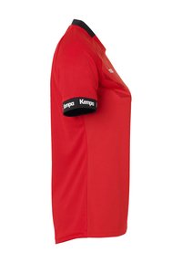 Jersey deportivo rojo con collar y puños negros que presenta la marca blanca "Kempa". Tejido ligero con una textura suave. Vista lateral.