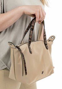 Borsa a tracolla sintetica beige con manici in stampa leopardata marrone, dettagli neri e hardware argentato. Presenta una chiusura con zip e logo sul fronte.