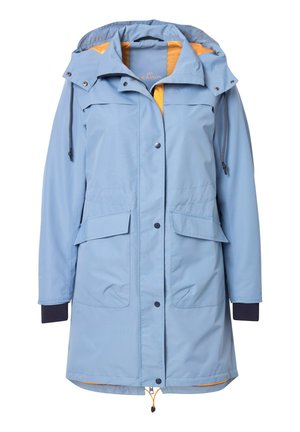 Veste imperméable bleu clair avec fermeture éclair et bouton-pression à l'avant, capuche ajustable, deux poches avant et doublure orange contrastante.