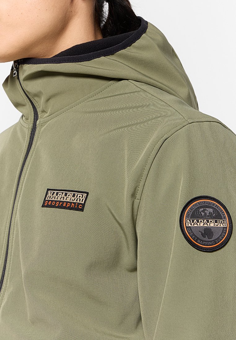 Veste zippée olive avec capuche. Comprend un col noir doux, un patch logo sur la manche et un tissu texturé.