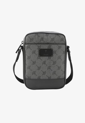 Kompaktní šedá crossbody taška s vzorovanou tkaninou, černými detaily, přední kapsou na zip a nastavitelným ramenním popruhem.