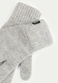 Graue gestrickte Handschuhe mit gerippten Bündchen und einem kleinen schwarzen Etikett. Der Stoff hat eine weiche Textur mit einem subtilen melierten Muster.