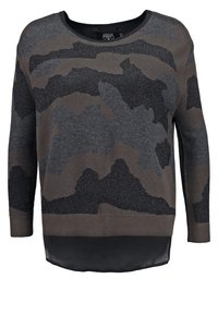 Sweter w kamuflażowy wzór w odcieniach szarości i brązu, z teksturowanym wykończeniem, ribbowanym dołem i warstwą czarnego materiału na dole. Długie rękawy.