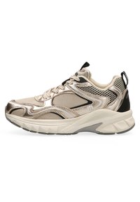 Beige sport sneaker met glanzende metalen accenten, mesh panelen, een gestructureerd oppervlak en een gevoerde zool met een zwarte hielkap.