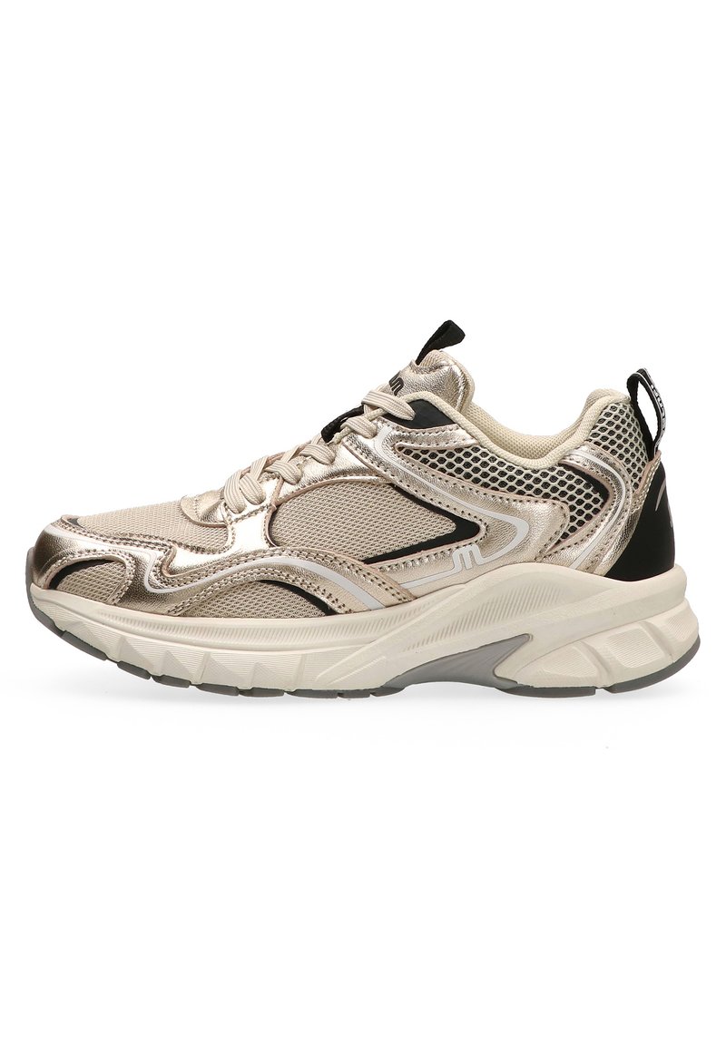Beige sport sneaker met glanzende metalen accenten, mesh panelen, een gestructureerd oppervlak en een gevoerde zool met een zwarte hielkap.