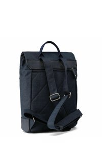 Mochila de tela azul oscuro con un diseño estructurado, que cuenta con un asa superior, correas ajustables y un patrón de diamante texturizado en el cuerpo.