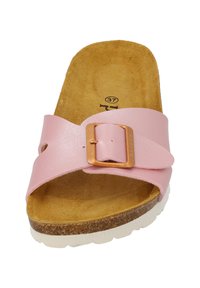 Rosa Rutschsandal mit einem strukturierten Riemen, der eine kupferne Schnalle hat, Korkfußbett und weißer Gummisohle.