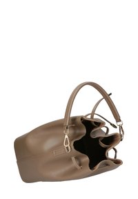 Tan leren emmer tas met een ronde vorm, zachte textuur en twee bovenhandvatten. Beschikt over een trekkoordsluiting en gouden hardware accenten.