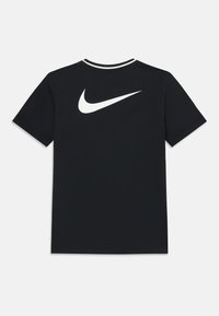 Czarny t-shirt wykonany z bawełny, z dużym białym logo Nike na plecach oraz detalem w postaci paska na kołnierzyku. Krótkie rękawy, standardowy krój.